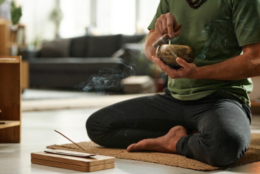 Person übt entspannte Yoga-Haltung -Symbolbild für Stressabbau durch Autogenes Training in Koblenz