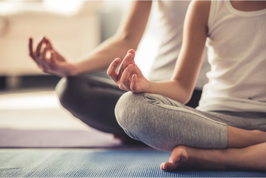Frau praktiziert Hatha Yoga in meditativer Haltung im Kurszentrum Koblenz