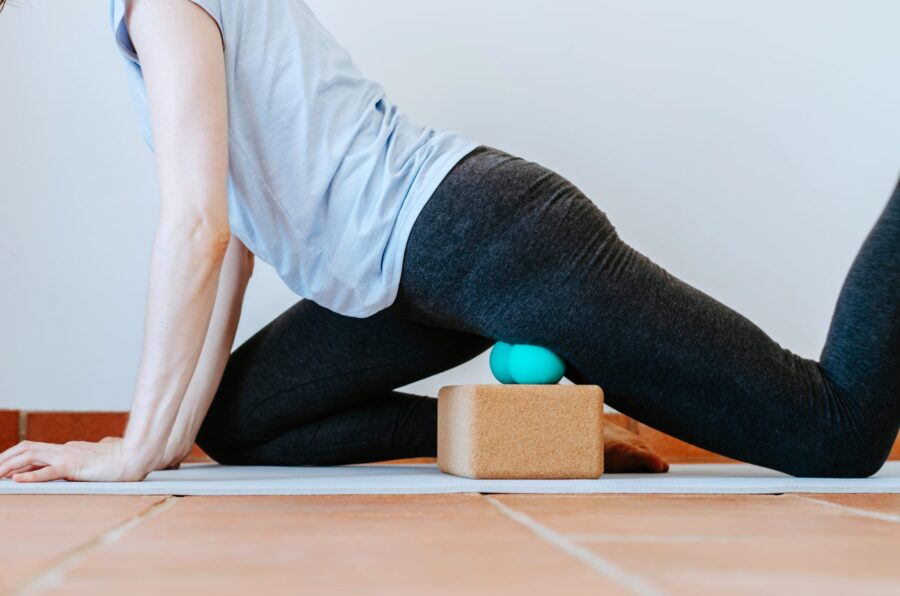 Frau beim Pilates- und Faszien-Training auf der Matte in einem hellen Kursraum in Koblenz