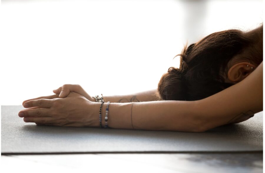 Person übt Yin Yoga in entspannter Haltung – sanftes Dehnen der Faszien im Kurs „Stretch & Relax / Yin Yoga“ in Koblenz